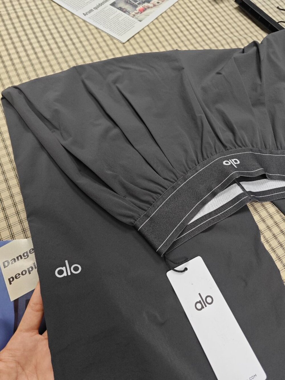 🚭ALO Yoga Suit Up Trouser Anthracite👖 Relaxed Straight Leg Pants (Regular) NWT - Picture 5 of 9